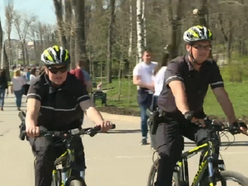Хулиганов в парках Кишинева встретили обученные американцами полицейские на велосипедах