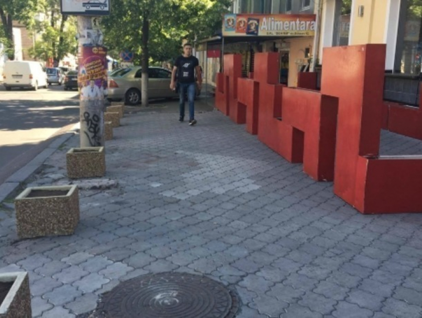 "Ужасная» терраса с нарушениями на улице Пушкина в Кишиневе возмутила молдаван 