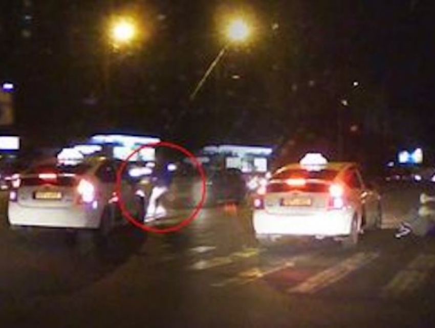 В Кишиневе водитель сбил пешехода, погрузил в машину и увез в неизвестном направлении