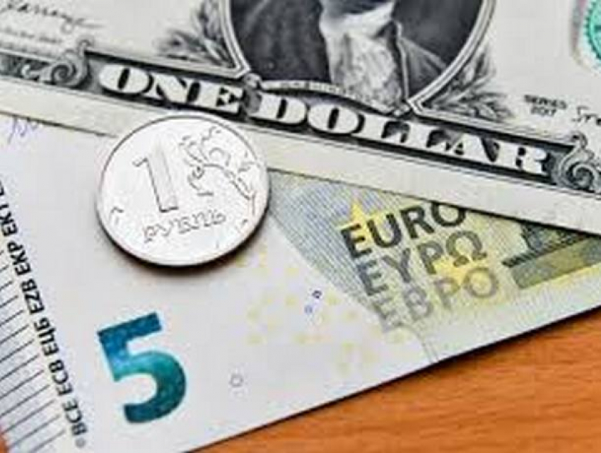 В пятницу и выходные падение курсов евро и доллара продолжится