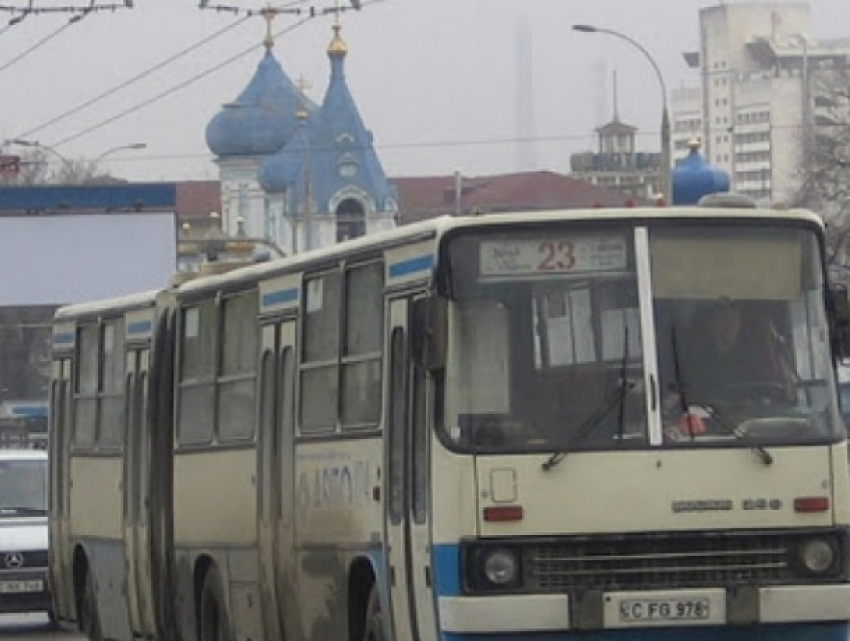 Несмотря на пандемию, салоны иных кишиневских автобусов переполняются до отказа