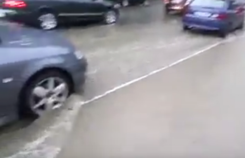 Только что отремонтированная улица Александри после дождя оказалась затопленной 