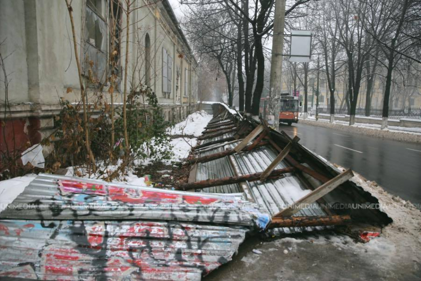 В Кишиневе под тяжестью снега обвалился забор, установленный вокруг одного из столичных музеев