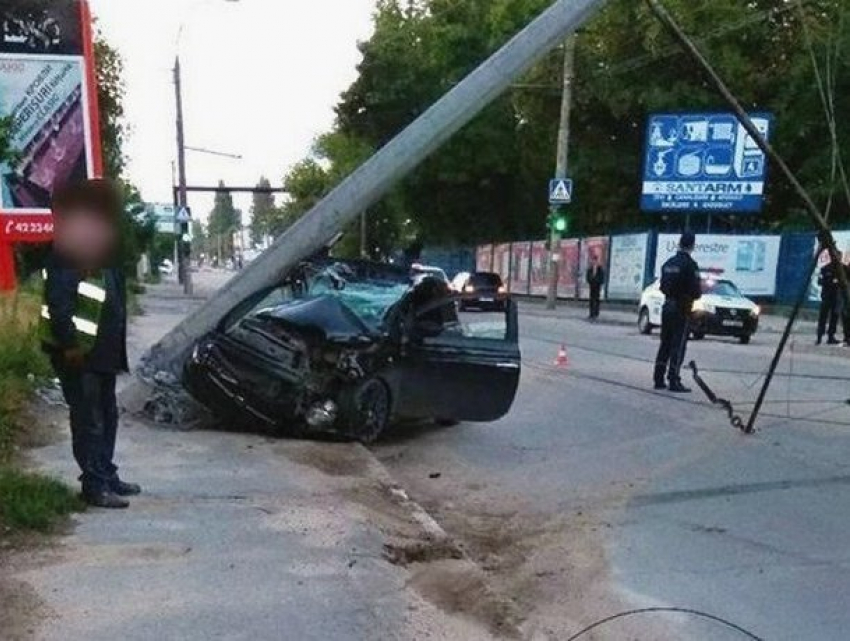 Девушка получила страшные травмы из-за раздавившей автомобиль опоры троллейбусной линии в Кишиневе