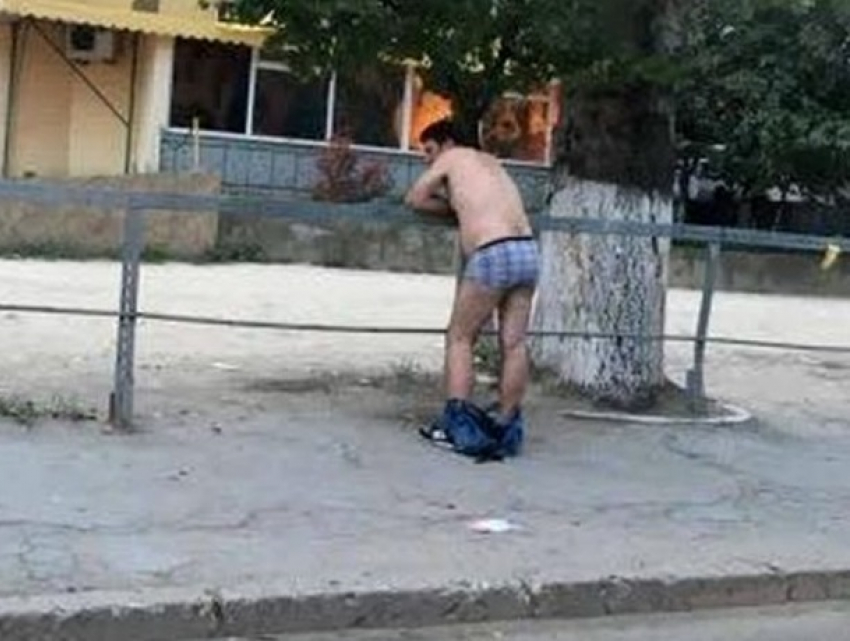 Мужчину со спущенными штанами жители Кишинева сравнили с девушками в коротких шортах