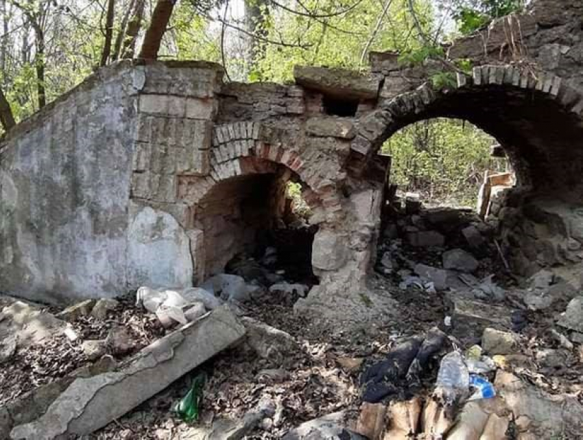 Снести легче чем отреставрировать - незавидная судьба остова исторического здания в Долине роз