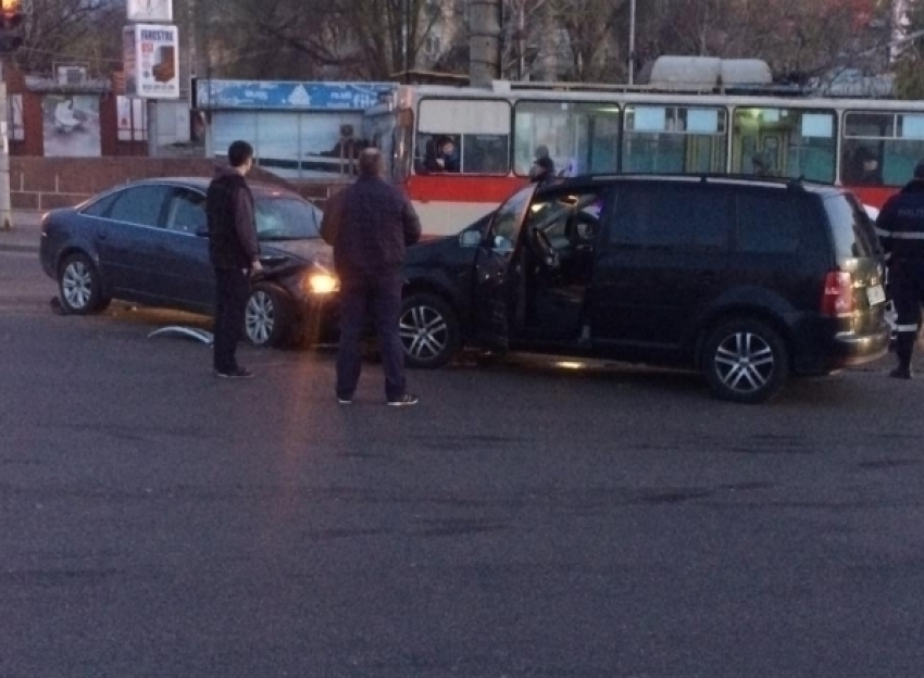 Этим утром в центре столицы два автомобиля столкнулись лоб в лоб 