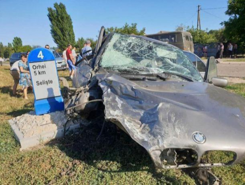 "Колеса, детали подвески и мотор разбросаны по трассе» - под Оргеевом произошла страшная авария с участием BMW