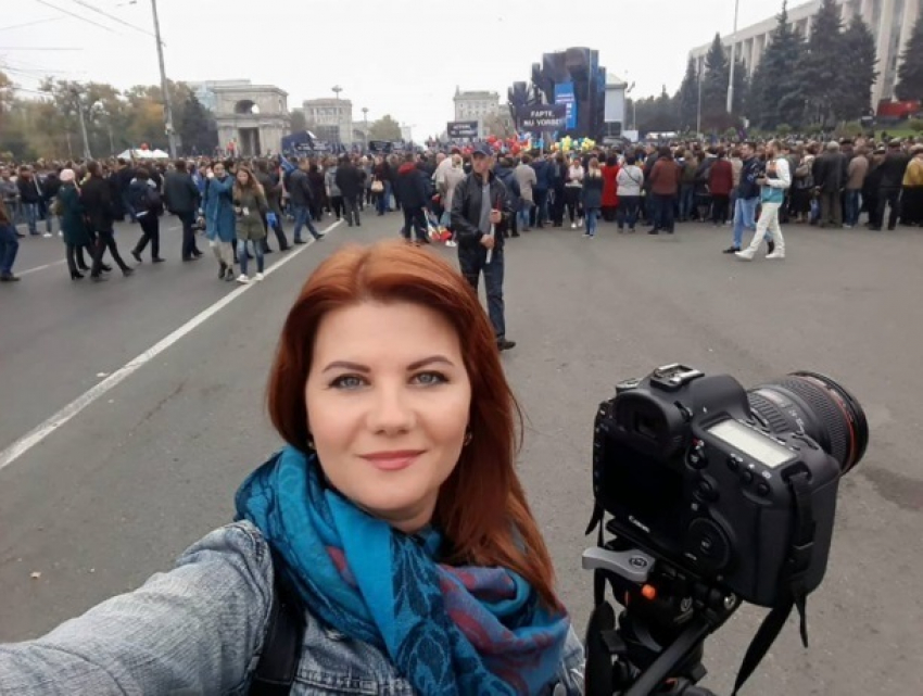 На митинге страж порядка отобрал у журналистки служебное удостоверение