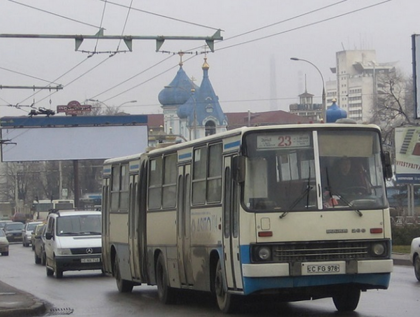 Возмущённые пассажиры автобуса устроили перебранку с водителем из-за выхлопных газов в салоне 