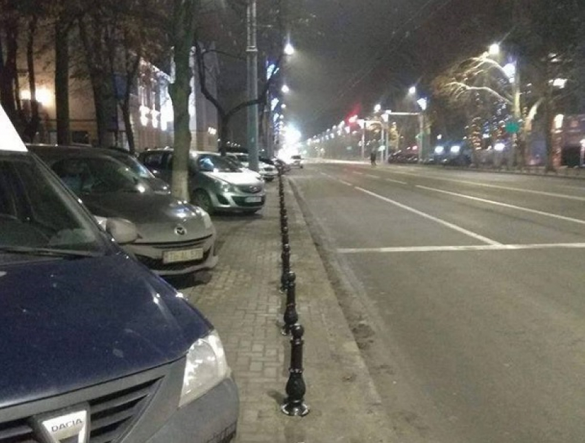В центре Кишинева автохамы массово захватили тротуары после установки антипарковочных столбиков