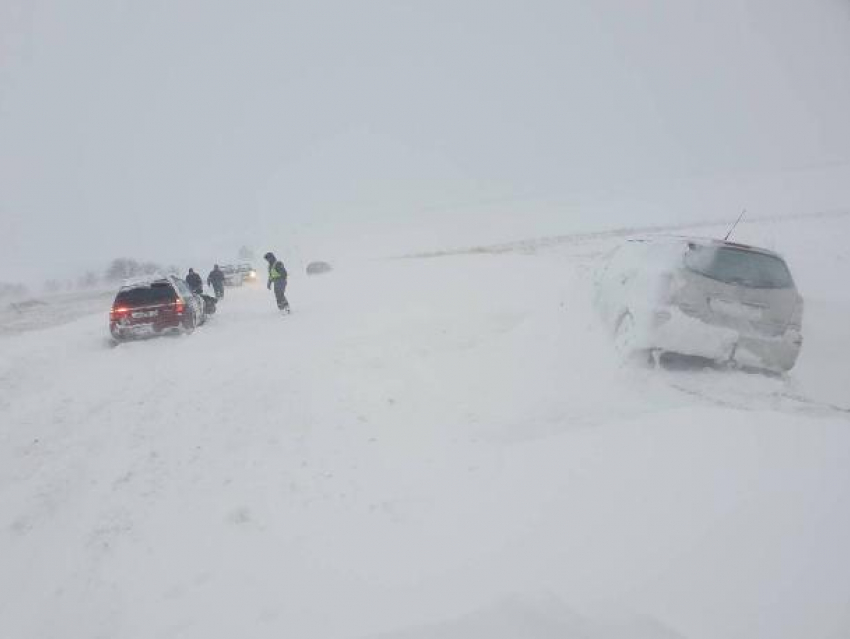 Автобус с 40 пассажирами рейса Лугож-Кишинев перевернулся на трассе