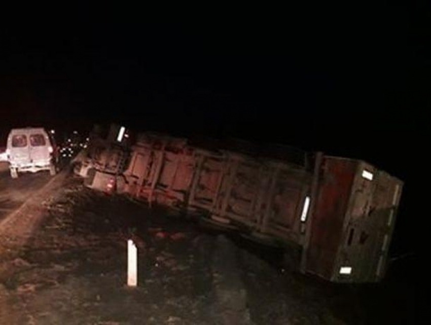 Под Хынчештами перевернулась фура, водитель попал в больницу