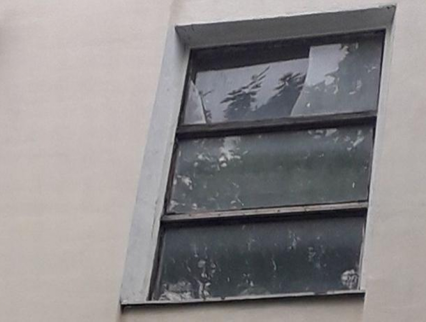 По инициативе ПСРМ в многоэтажках начинают менять старые окна на современные, новые