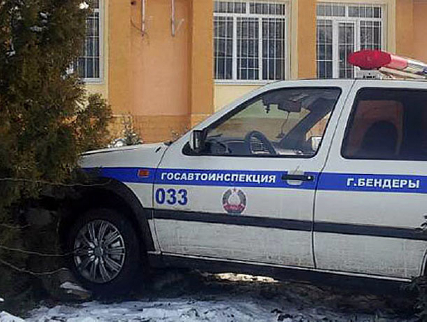 В курьезное ДТП попали сотрудники милиции, приземлившись в клумбу у бара в Приднестровье