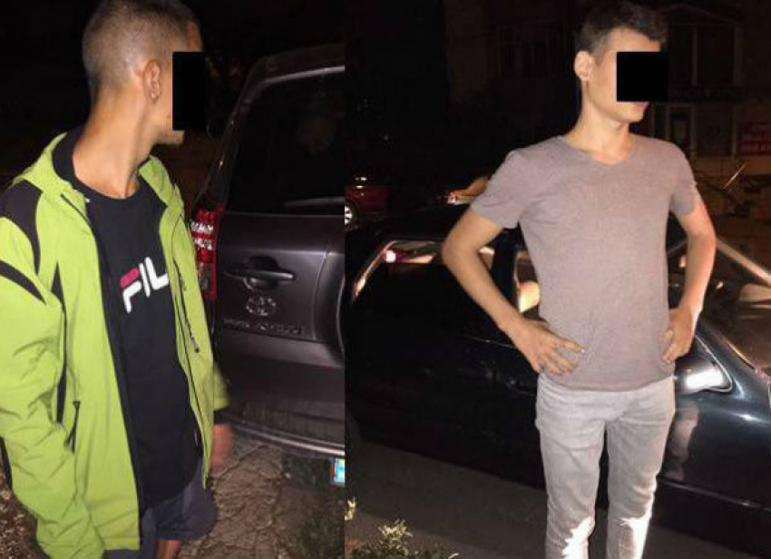 Троих парней схватили за непристойное занятие возле автомобиля