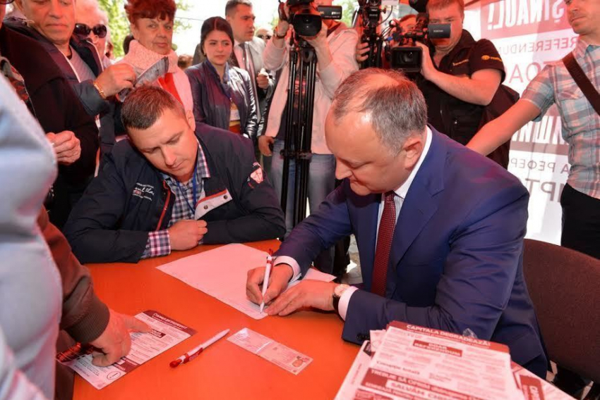 Игорь Додон первым поставил подпись за отставку Дорина Киртоакэ 