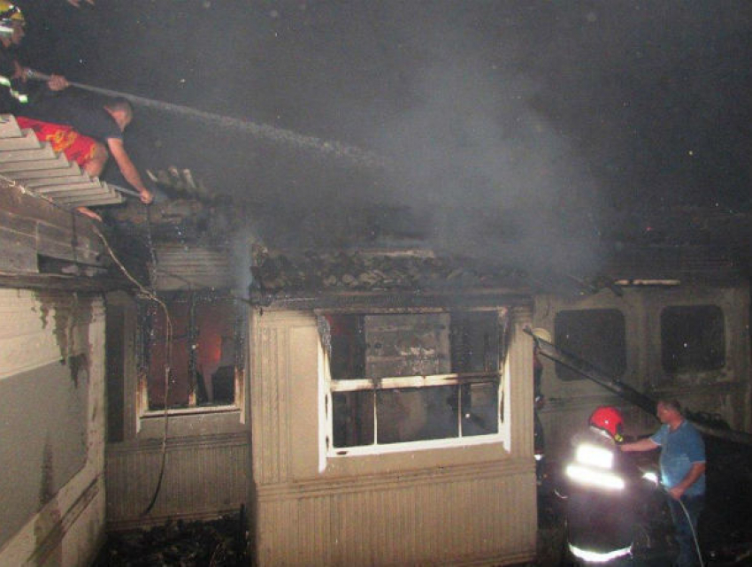 От ударившей молнии загорелся дом в Рышканском районе 