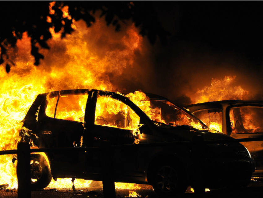По факту сгоревших на столичных парковках автомобилей открыто уголовное дело