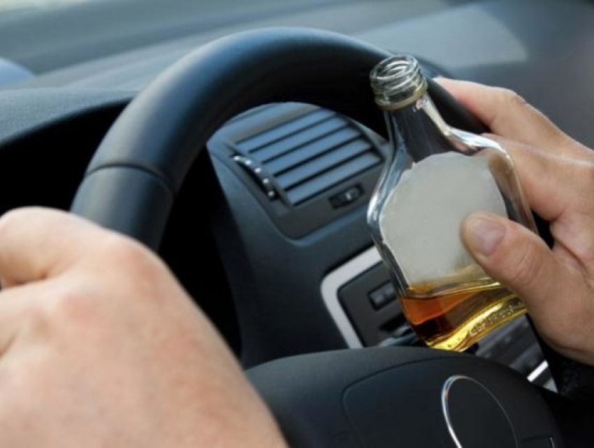 Пьяный водитель врезался в рождественскую елку на Чеканах