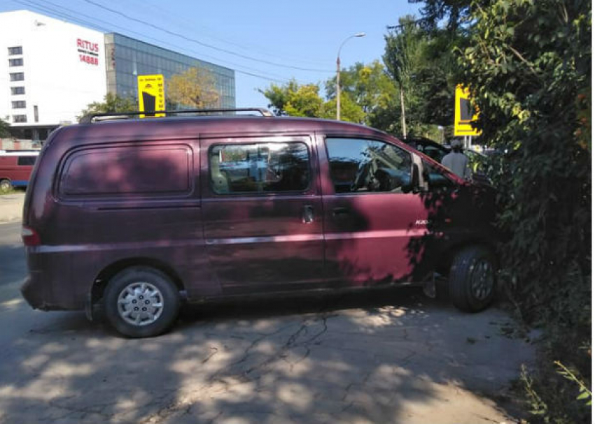 Автохам на тротуаре довел многодетную мать  в Кишиневе до бешенства