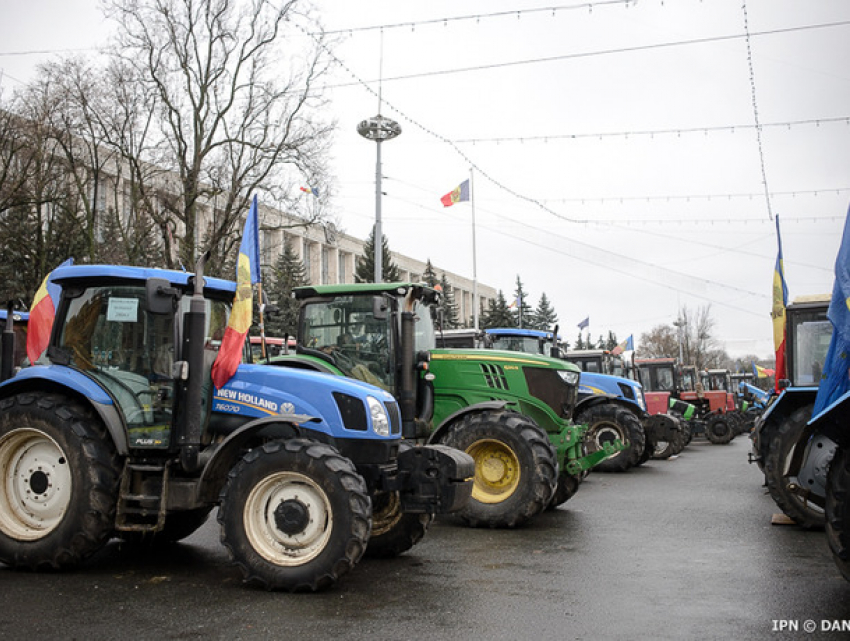 Вместо елки на Новый год - тракторы. «Фермеры» прут на правительство