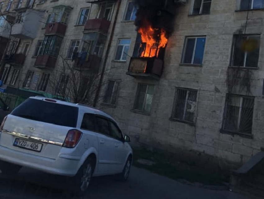 Пожар на Рышкановке - загорелась квартира в четырехэтажном доме