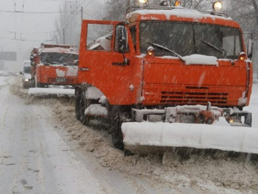 600 работников коммунальных служб чистят снег в Кишиневе