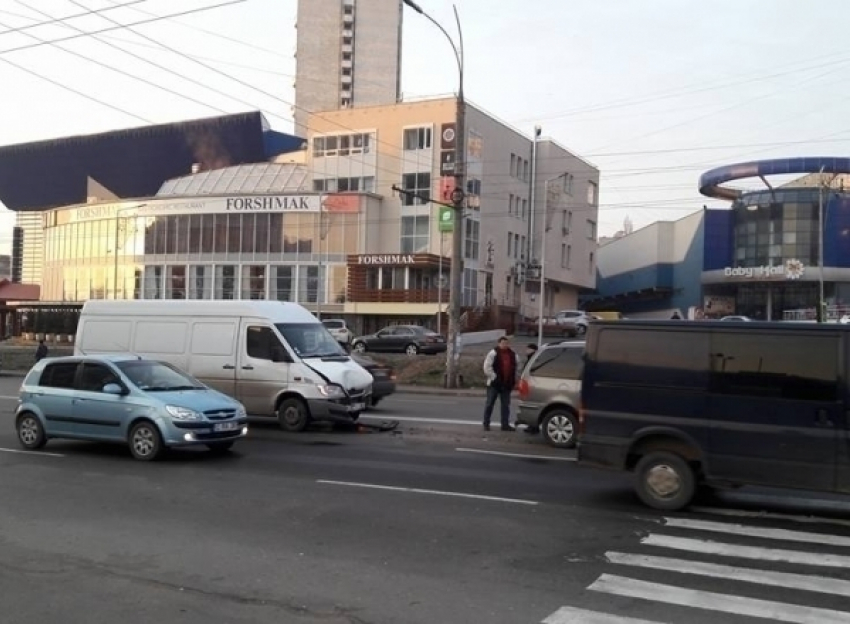 Утреннее ДТП в столице: микроавтобус влетел в Volkswagen 