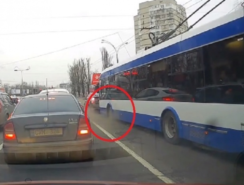В Кишиневе «взрыв» в троллейбусе испугал автомобилистов