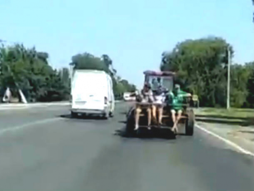 Опасная перевозка детей беспечным трактористом в Комрате попала на видео