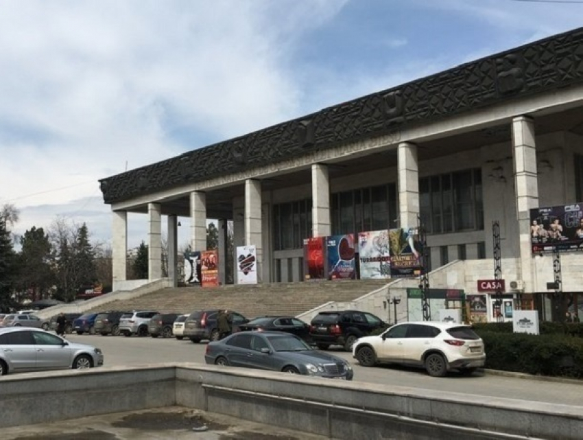 Жители Кишинева потребовали выгнать автохамов от Национального театра