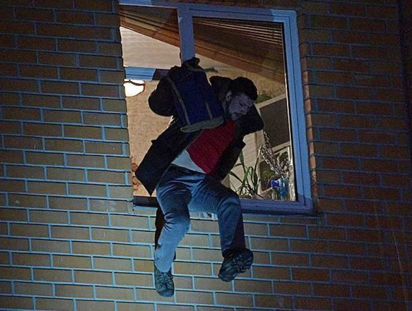 Мужчина поссорился с любимой девушкой и прыгнул из окна четвертого этажа в Приднестровье