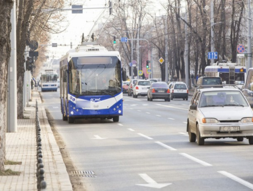 Троллейбусы и автобусы в Молдове: снова с кондукторами, а теперь и с масками