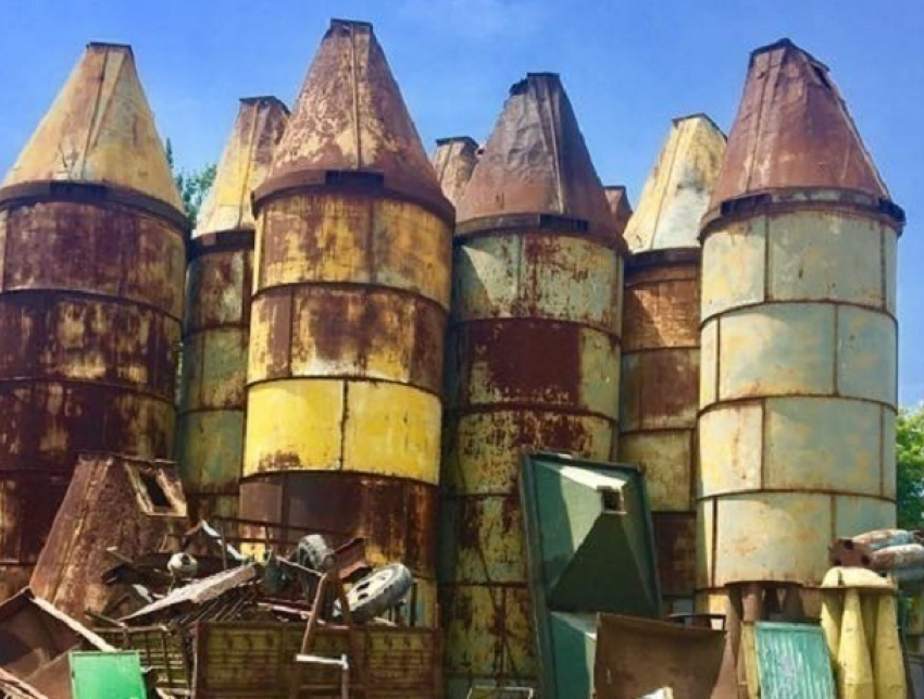 Странный «замок» из ржавого железа поразил жителей Кишинева