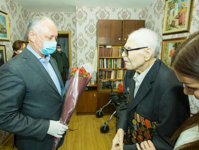 Игорь  Додон приехал в Кагул с подарками для двух ветеранов и двух многодетных семей