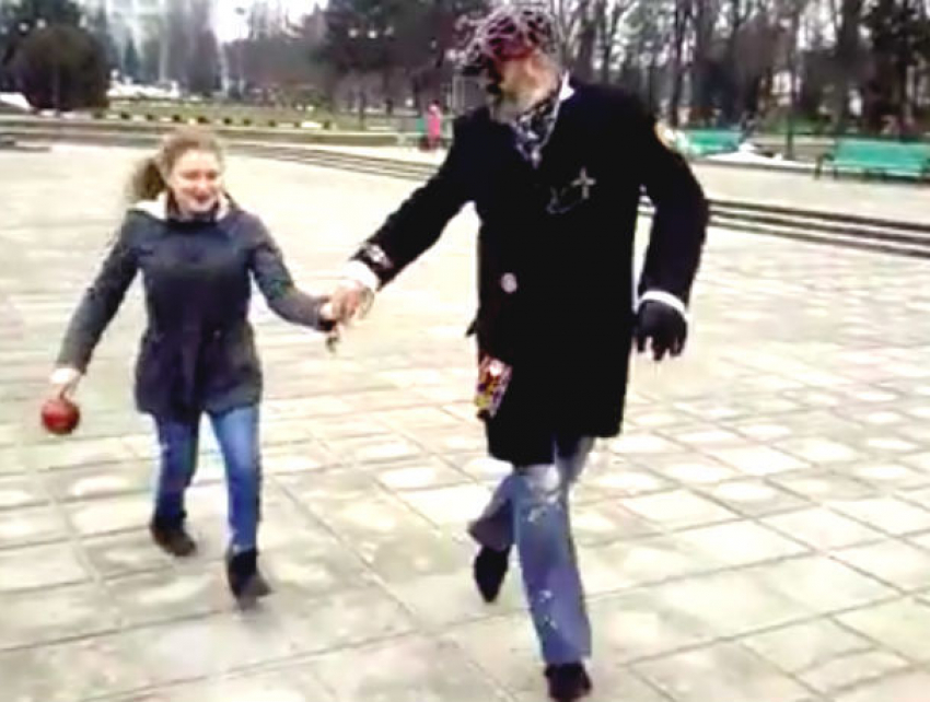 Чудесное исцеление в Кишиневе: девушка после прикосновения к мощам впервые в жизни побежала