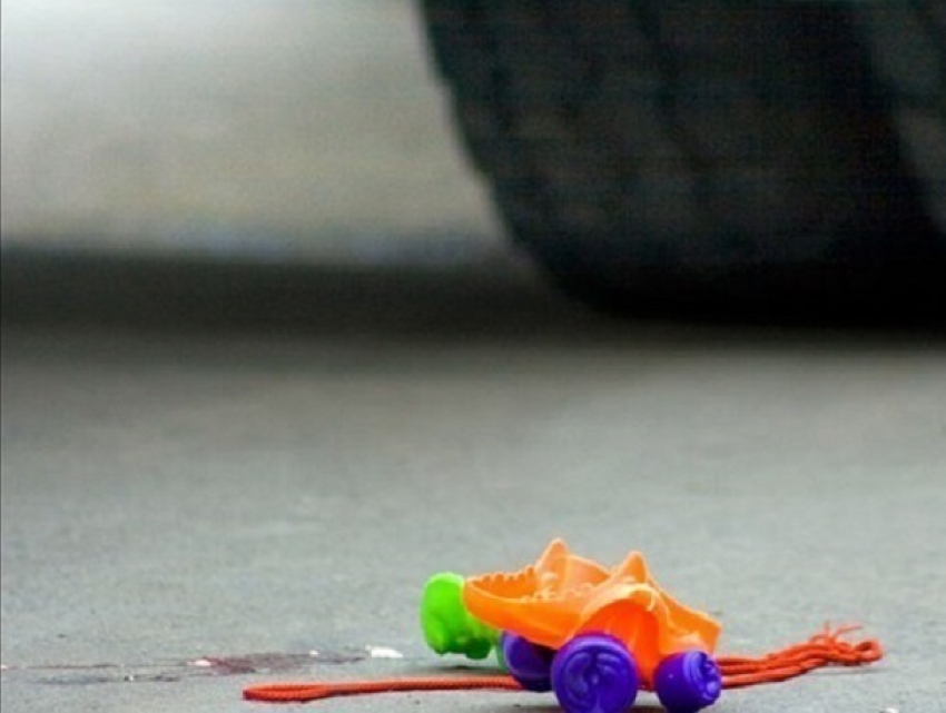 Трехлетняя девочка погибла на глазах мамы под колесами автомобиля в Сынжерейском районе