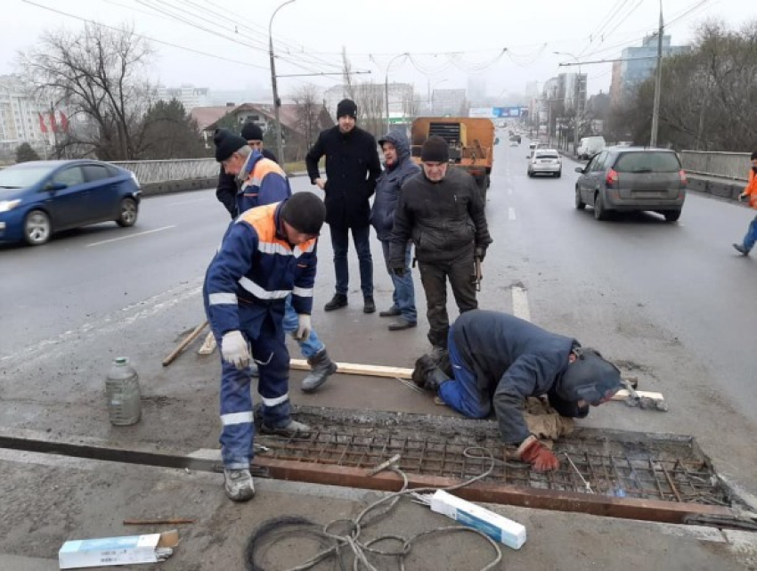 В Кишиневе ремонтируют мост на улице Михая Витязула