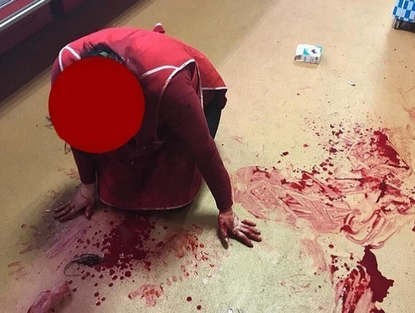 Кровавое нападение на магазин в Киеве: бандит жестоко изрезал женщину