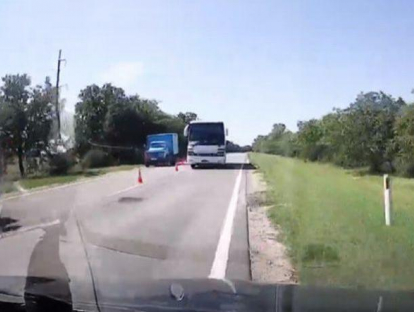 На юго-востоке Молдовы шофер большого автобуса создал аварийную ситуацию, выехав на встречную полосу