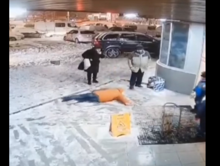 У входа в один из супермаркетов несколько человек чуть не лишились ног, копчика и головы
