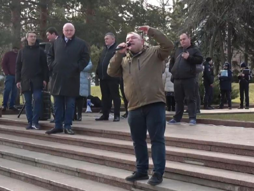 Долой! Перед зданием парламента проходят протесты