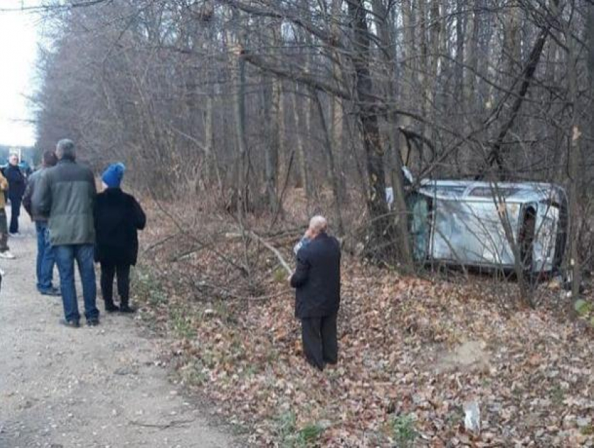 73-летний водитель уснул за рулем в Оргееве, проснулся он уже в лесу - вверх тормашками