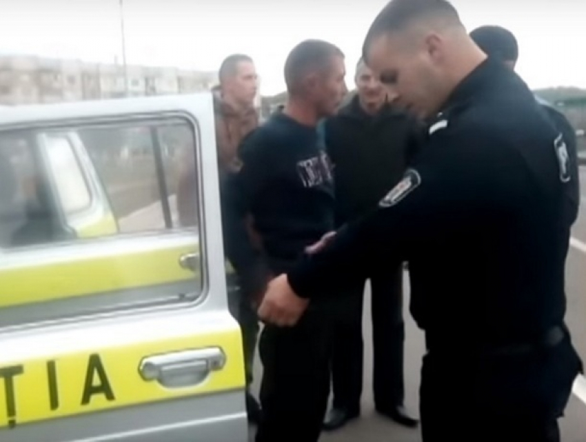 Драку пьяного тракториста с полицейскими в Чимишлии сняли на видео 