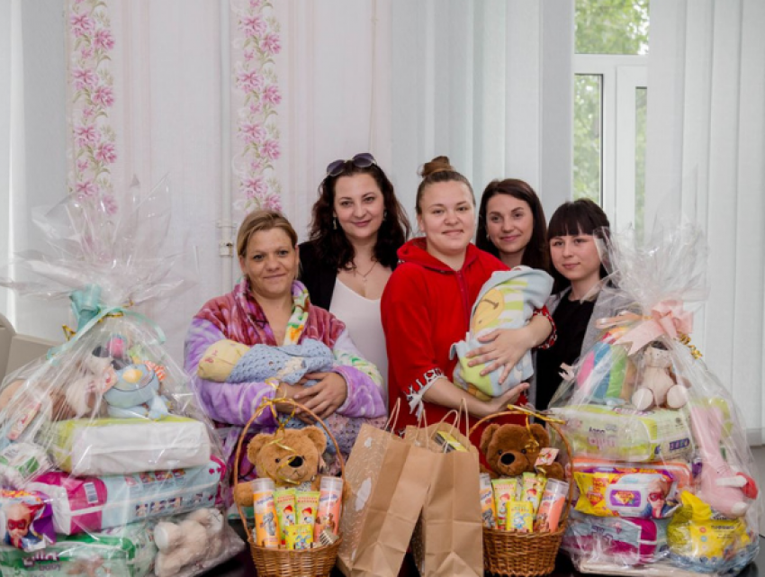 В Бельцах малыши, рожденные 1 июня, получили подарки