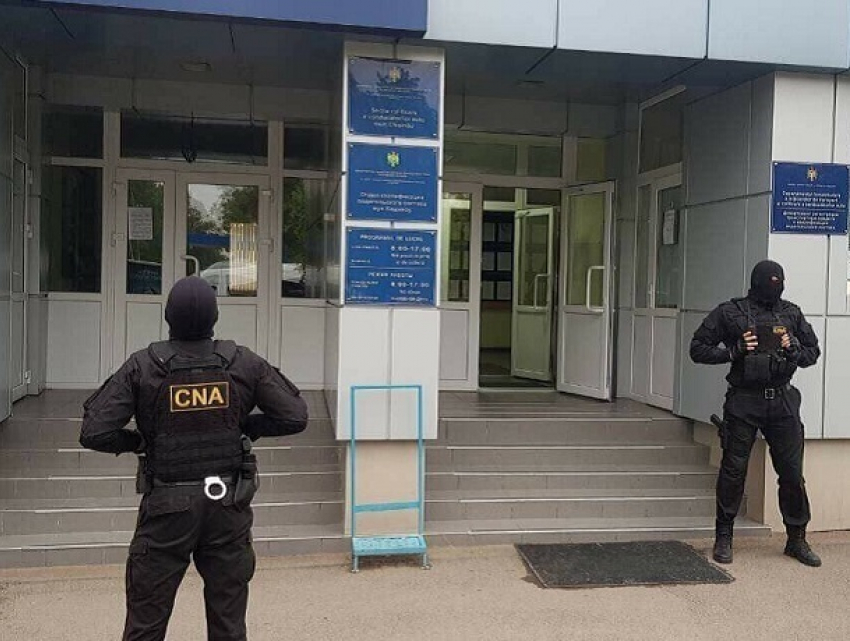 17 человек было задержано НЦБК в результате обысков в примэрии Кишинева
