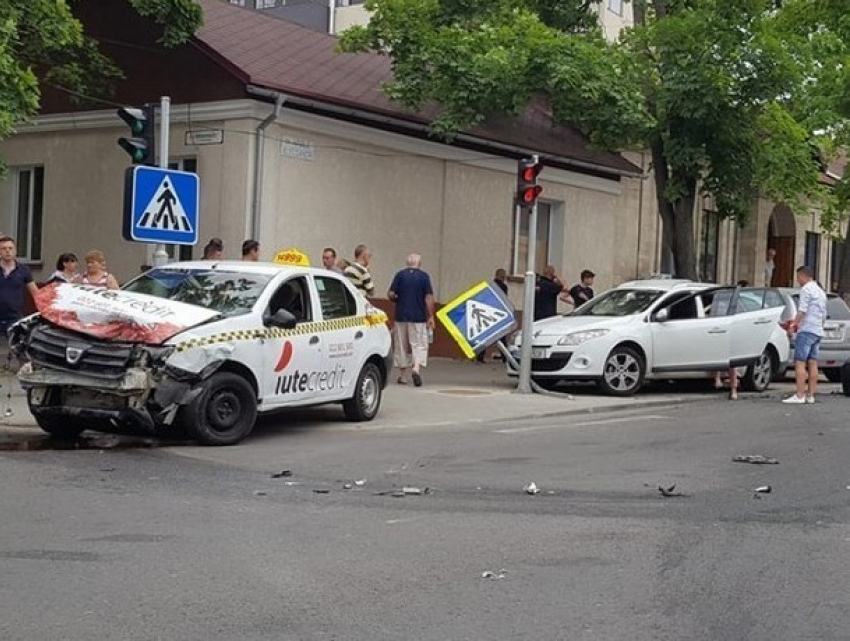 Авария с участием такси в столице: два человека получили травмы