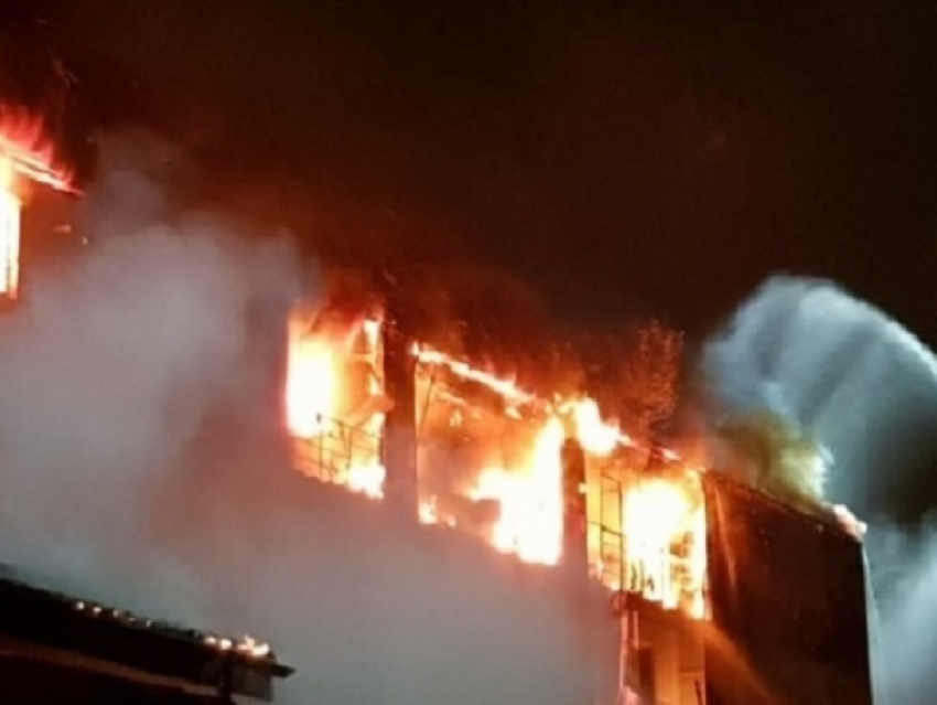 Многоквартирный жилой дом в Бухаресте сгорел  за несколько минут