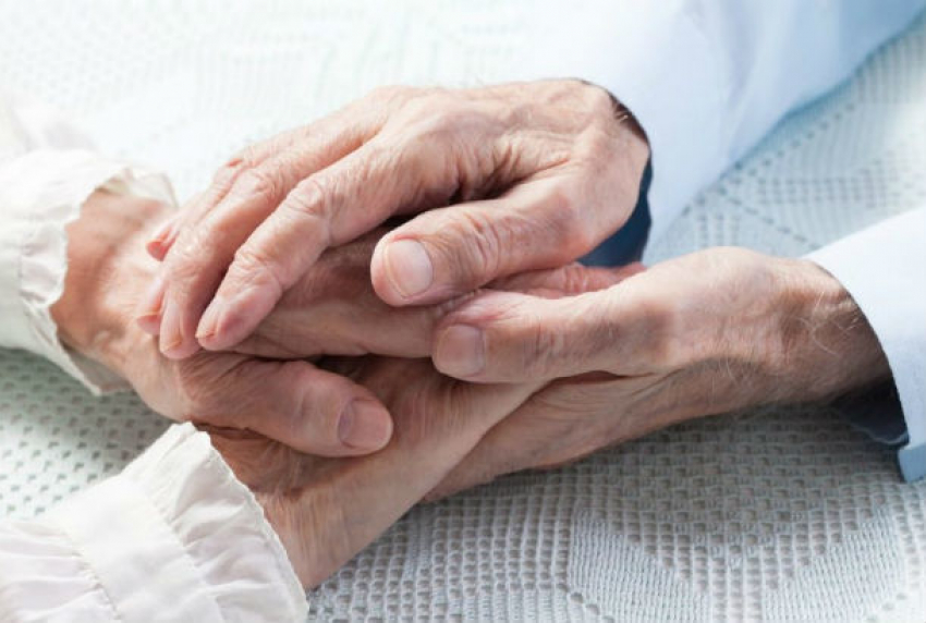 Муж и жена в Бендерах умерли в один день из-за странной жидкости бордового цвета